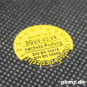 500 Prüfplaketten DGUV-V3/V4 20mm Vinyl gelb und Wunschtext auf Rolle