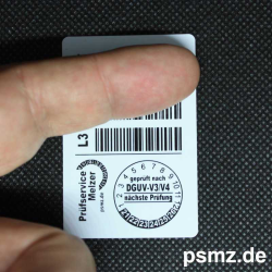 Bei der Messung werden immer zwei Barcodes mit der Hand abgedeckt, damit nichtz versehendlich der falsche Code erfasst wird.